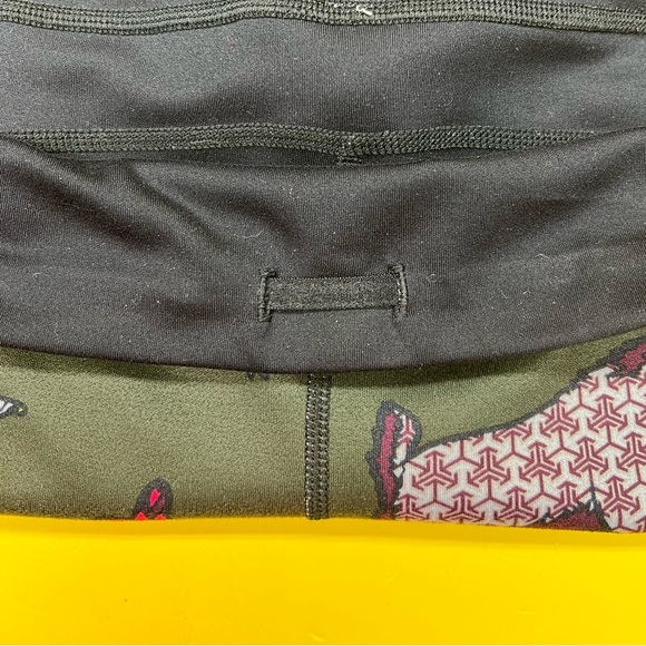 SWEATY BETTY GOAT Print Reversible Leggings sz L - Picture 8 of 8